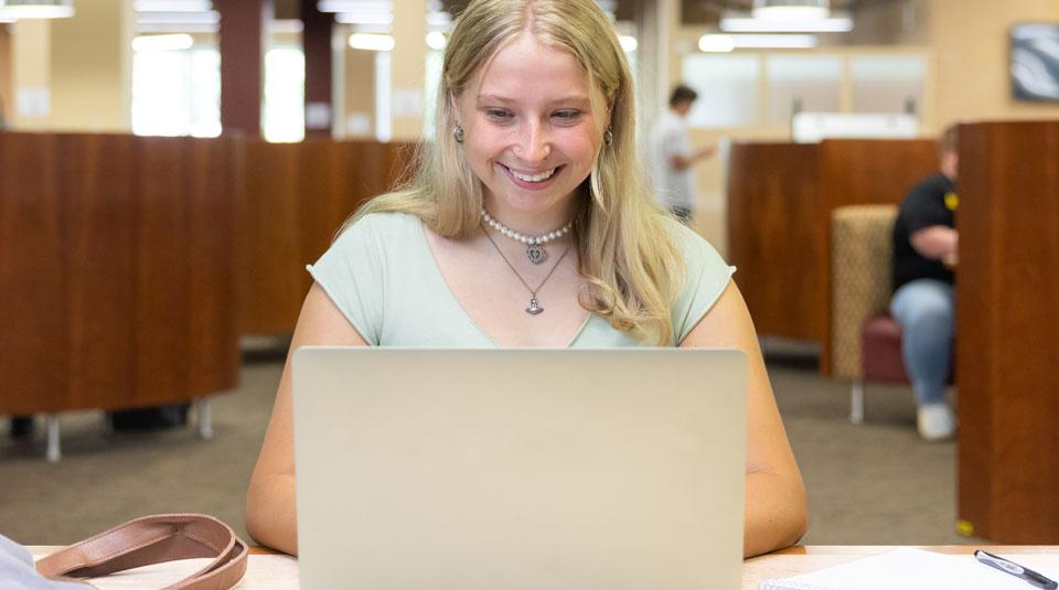 学生访问核心课程影响她的笔记本电脑上的课程